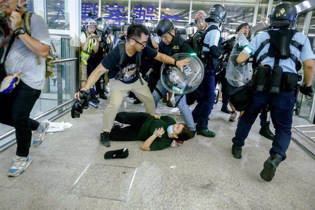 Enfrentamientos entre la Policía y manifestantes en el aeropuerto de Hong Kong