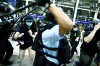 La Oficina de China sobre asuntos de Hong Kong condena los actos "casi terroristas" en el aeropuerto