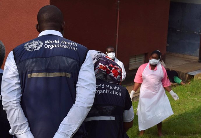 Trabajadores de la Organización Mundial de la Salud (OMS) en el hospital de Bwera, cerca de la frontera con República Democrática del Congo (RDC)
