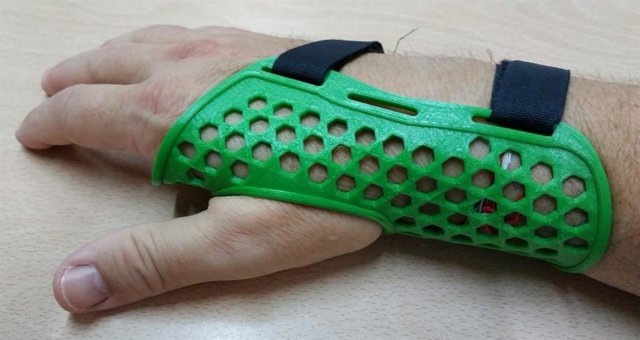 Férula de rectificación. Investigadores de la UPCT desarrollan una silla de rehabilitación y adaptadores de juguetes con tecnología 3D