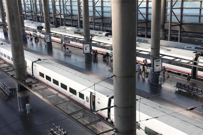 Vista de trens en l'estació de tren Puerta d'Atocha de Madrid durant la primera de les quatre jornades d'aturs parcials de Renfe als quals el sindicat CGT ha convocat als treballadors de la companyia, que coincideix amb un dels principals dies