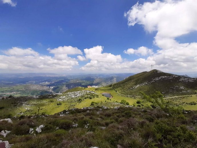 Sol y nubes en Asturias.