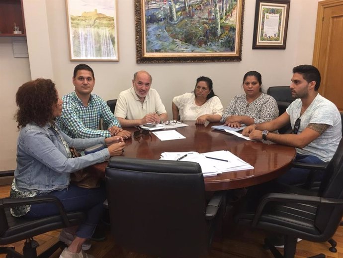 El alcalde de Calatayud y miembros de la  Fedeeración de Asociaciones Gitanas de Aragón