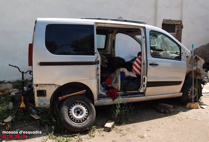 Una de les furgonetes confiscades pels Mossos d'Esquadra en un dels registres.