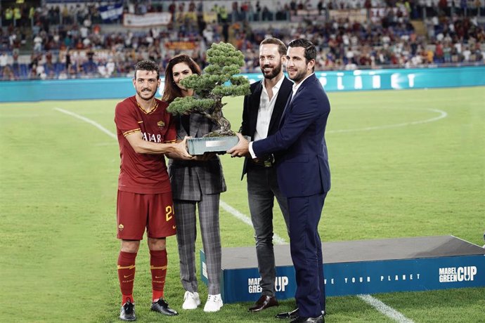 El capitán de la AS Roma recoge el bonsai de manos de Esha Gupta