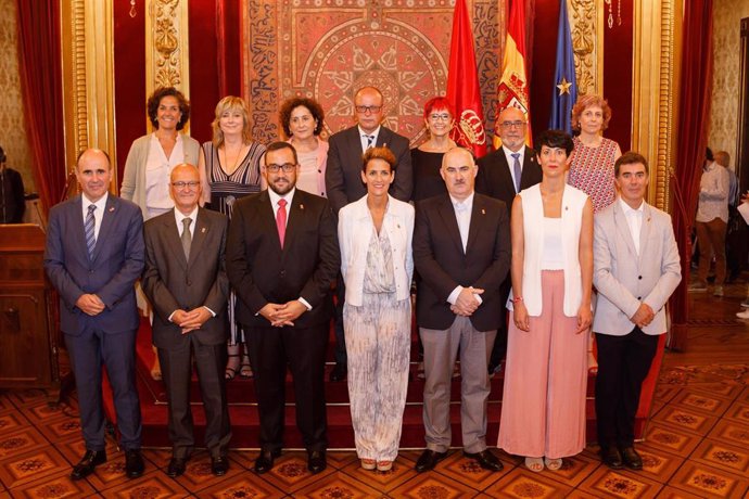 María Chivite con los trece consejeros del Gobierno de Navarra