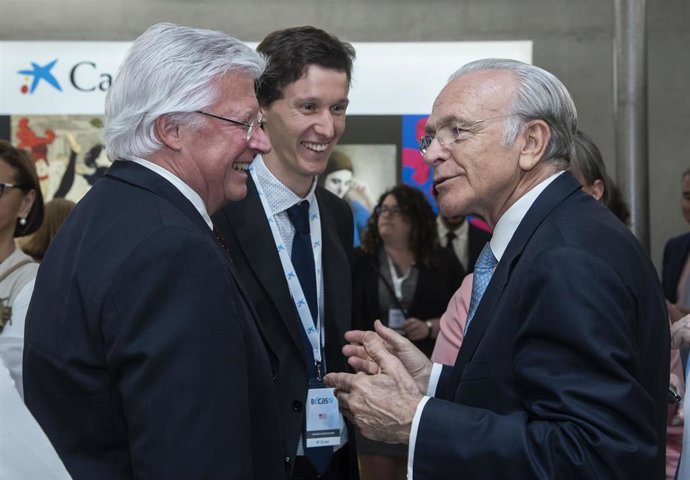 Isidre Fainé, con un becario de La Caixa