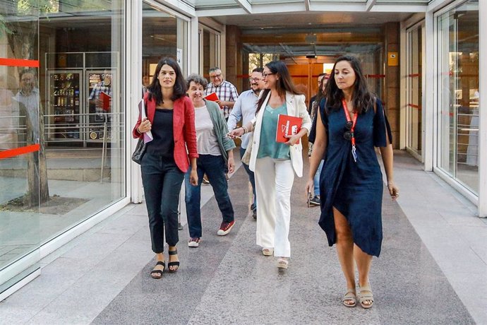 La portavoz de Unidas Podemos en la Asamblea de Madrid, Isa Serra (1i) y la diputada de Unidas Podemos Izquierda Unida Madrid en Pie en la Asamblea de Madrid, Soledad Sánchez (2d), a su llegada al debate y votación del segundo pleno de la investidura de