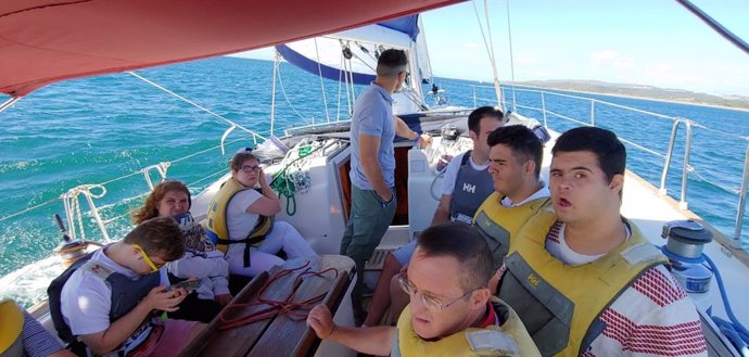 Una tripulación de la Escuela de Vela Adaptada (EVA) del Puerto Deportivo de Sotogrande