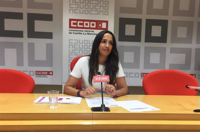 La secretaria regional de Mujeres e Igualdad de CCOO, Rosario Martínez, en rueda de prensa