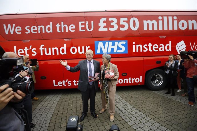 Boris Johnson junto a su autobús de campaña del Brexit