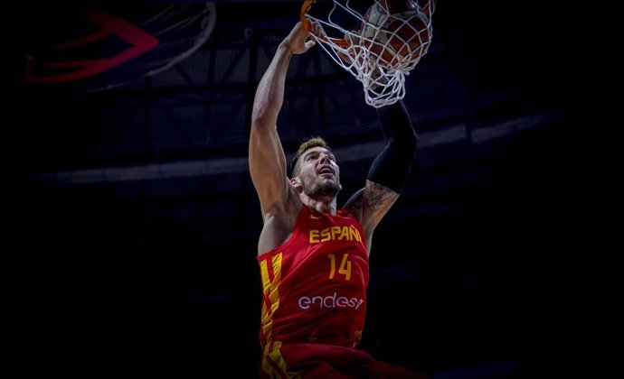 Willy Hernangómez machaca con España