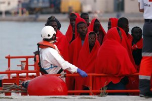 Llegada al puerto de Málaga de 73 personas rescatas de una patera por salvamento Marítimo Llegada al puerto de Málaga de 73 personas rescatas de una patera por salvamento Marítimo