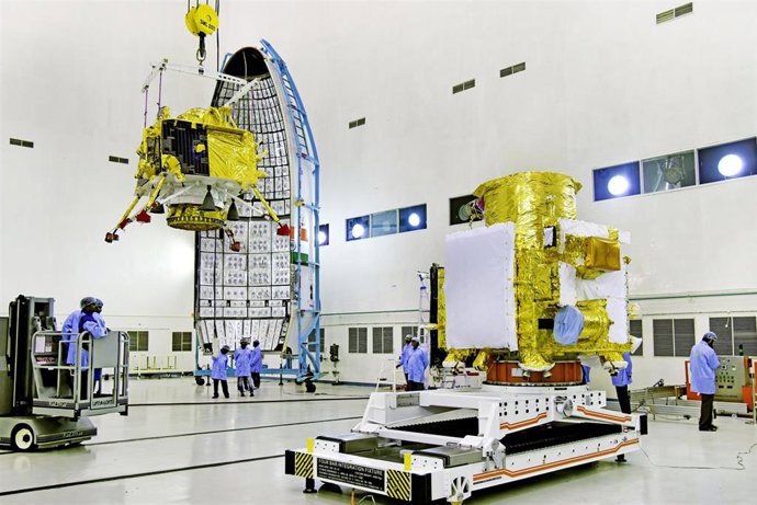 Instalación del aterrizador durante la integración de la misión Chandrayaan 2