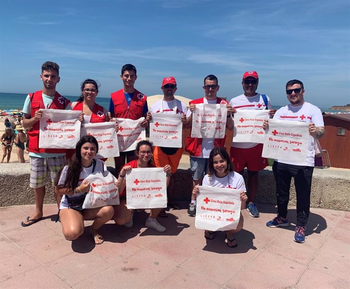 Voluntarios con las bolsas reutilizables