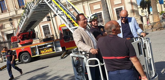 El delegado Juan Carlos Cabrera en la presentación del nuevo vehículo de los bomberos de Sevilla