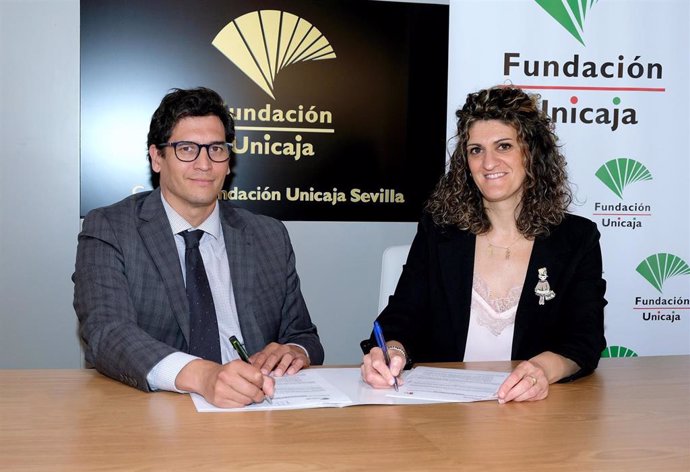 Firma del acuerdo de colaboración entre la Fundación Unicaja, representada por El director de Actuaciones Socioculturales de la Fundación Unicaja, Rafael Muñoz, y la gerente de la Fundación Tutelar TAU, Concepción Palma.