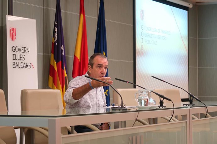 El conseller de Transició Energtica i Sectors Productius, Juan Pedro Yllanes, en roda de premsa.