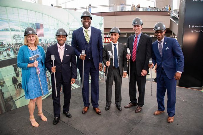 Rafael del Pino y Magic Johnson en el inicio de obras del aeropuerto de Denver