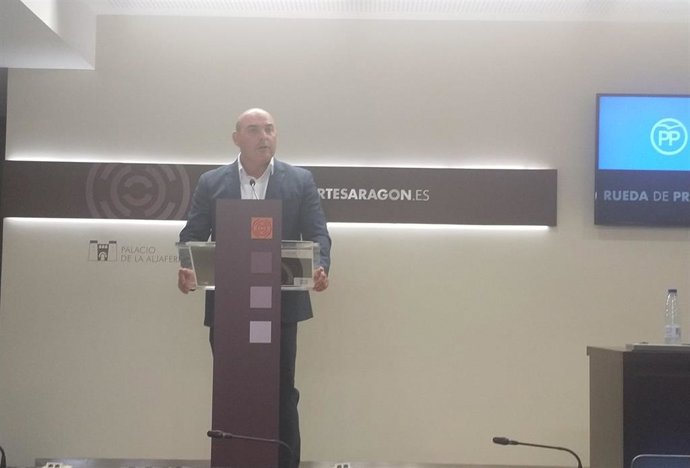 El diputado del PP en las Cortes de Aragón, Juan Carlos García Suso, este miércoles 14 en rueda de prensa para presentar la proposición no de ley que reclama financiación al Gobierno de Aragón para estabilizar el Cerro de Pui Pinos.