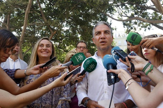 Los consejeros de Fomento, Marifrán Carazo, y de Presidencia, Administración Pública e Interior, Elías Bendodo, atienden a los medios de comunicación.