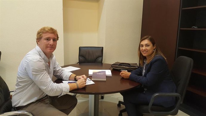 Reunión entre el teniente alcalde del Ayuntamiento de Badajoz, Ignacio Gragera, y la delegada del Colegio de Geólogos en Extremadura, Isabel María Martín
