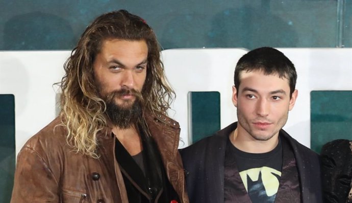 Jason Momoa y Ezra Miller durante la presentación de Liga de la Justicia