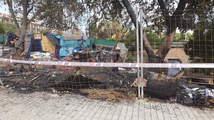Incendio en una zona de chabolas del distrito de Sant Martí de Barcelona con tres heridos por quemaduras.