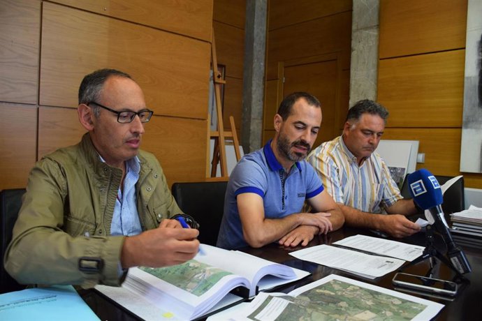 De izquierda a derecha el ingeniero municipal,  Juan Carlos Álvarez; el alcalde de Siero, Ángel García;  y el concejal de Medio Rural, Desarrollo Agrario y Ganadero, Zonas Verdes, Áreas de Esparcimiento y Bienestar Animal,  Alejandro Villa.