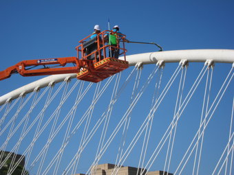 Trabajos de limpieza, grúa, Puente del Hospital Re