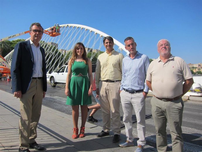 El alcalde de Murcia acompañado de la edil Rebeca Pérez y los técnicos de la empresa de limpieza junto al Puente del Reina Sofía, donde se están desarrollando labores de limpieza en profundidad