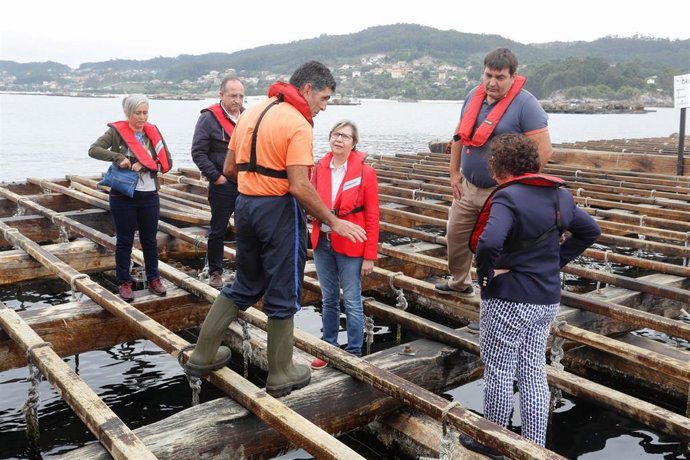 La conselleira do Mar, Rosa Quintana, visita una batea en Aldán (Cangas)