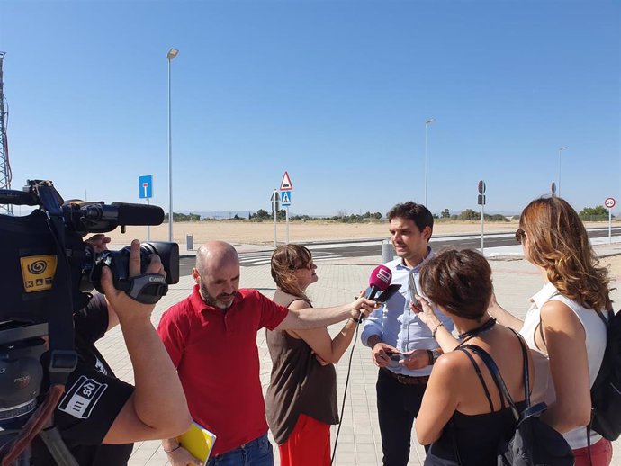 El vicesecretario de Comunicación del Partido Popular de Castilla-La Mancha, Santiago Serrano, atiende a los medios
