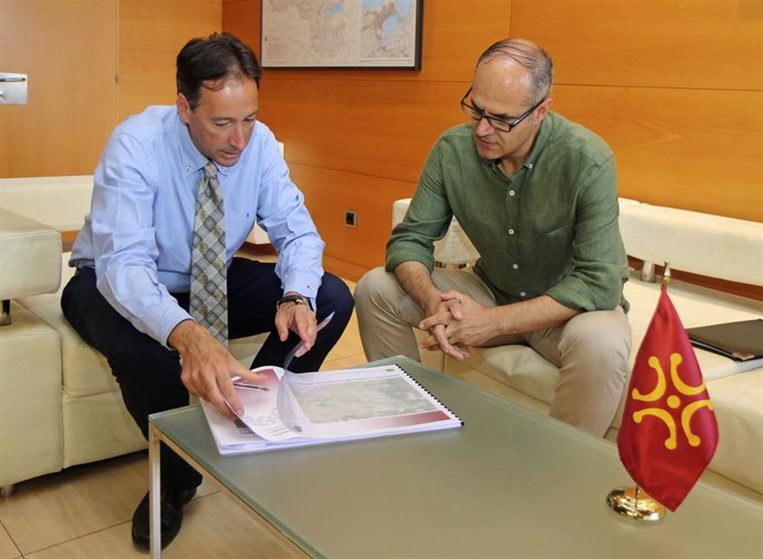 El consejero de Obras Públicas, Ordenación del Territorio y Urbanismo, José Luis Gochicoa, recibe al alcalde de Escalante, Francisco Sarabia