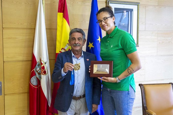 El presidente Revilla con Laura Nicholls