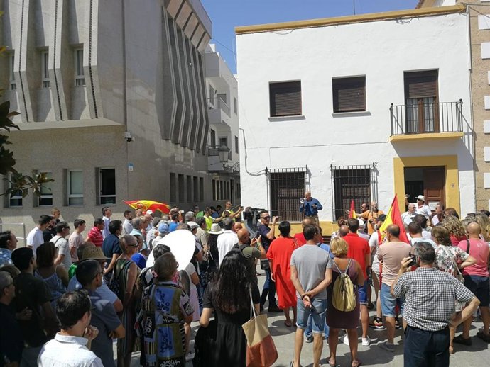 Almería.-Un centenar de personas acude a la convocatoria de Vox en Roquetas de M