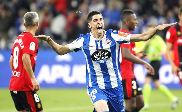 Carlos Fernández, del RC Deportivo, celebra un gol ante el RCD Mallorca en Riazor