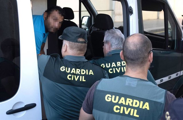 Uno de los detenidos por su presunta relación con el apuñalamiento al jefe de la Policía Local de Punta Umbría en  los juzgados de Huelva