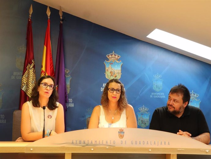 L teniente de alcalde y concejala de  Festejos, Sara Simón, y Roberto Inglés, presidente de Apanag, en rueda de prensa