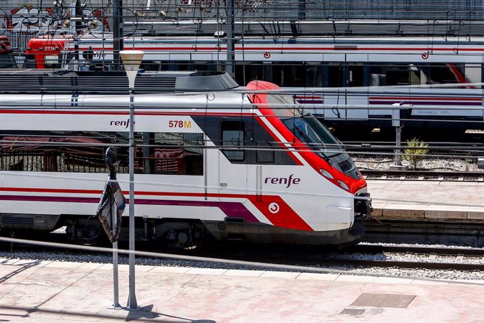 Un tren de renfe en los andenes de la estación de Puerta de Atocha durante el paro de 24 horas convocado por el sindicato CCOO en el grupo Renfe que ha obligado a la operadora ferroviaria a suspender la circulación de 320 trenes de pasajeros de los 990 