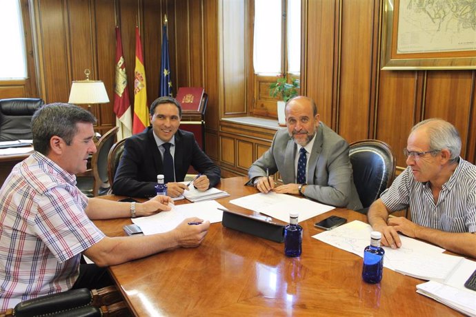El vicepresidente de C-LM, José Luis Martínez Guijarro, se reúne con el presidente de la Diputación de Cuenca, Álvaro Martínez Chana