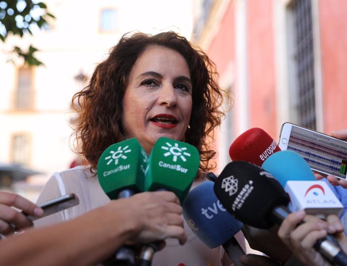 María Jesús Montero atiende a los medios, en una imagen de archivo.