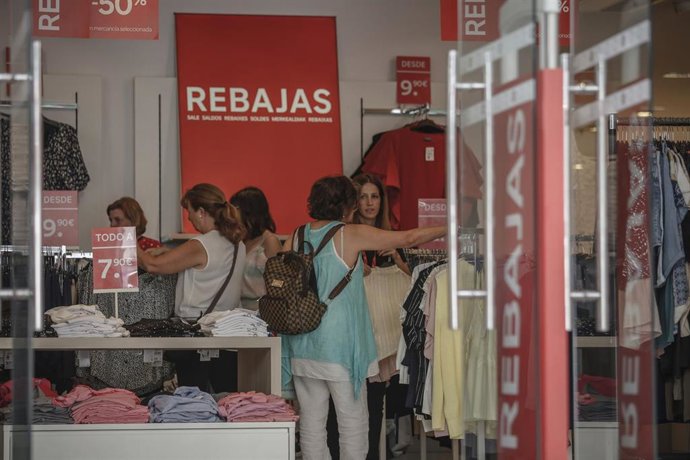 Imagen de archivo  de las rebajas de Verano 2019. Interior de la tienda C&A en la calle Tetuán. Sevilla
