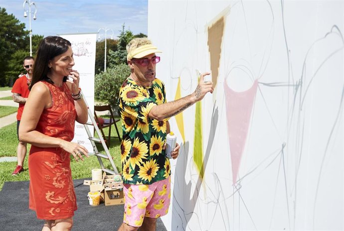La alcaldesa de Santander, Gema Igual y el artista Okuda San Miguel en la realización de un mural en la UIMP