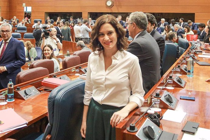 La candidata del PP a la presidencia de la Comunidad de Madrid, Isabel Díaz Ayuso,  antes del debate y votación del segundo pleno de su investidura para la Presidencia de la Comunidad de Madrid en la Asamblea madrileña.