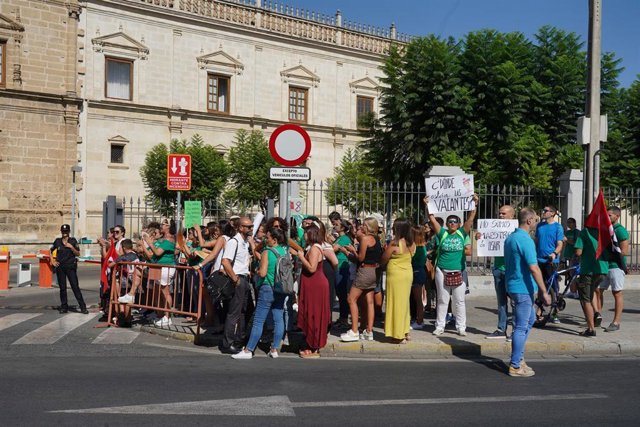 Docentes interinos se concentran ante el Parlamento para "hacer presión" a Imbroda por su situación