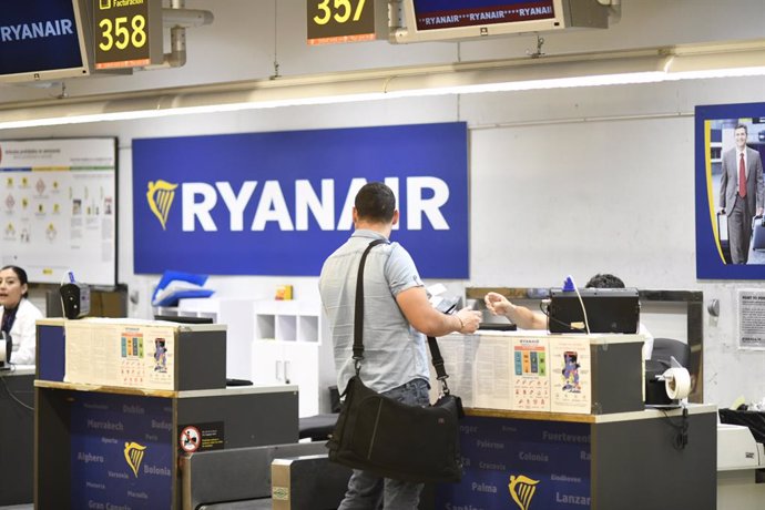 Passatgers en el mostrador de Ryanair en l'Aeroport de Madrid-Barajas Adolfo Suárez durant la vaga del dimecres 25 de juliol