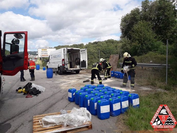 Los Bomberos de Vitoria contienen una fuga de ácido nítrico de una furgoneta en Zigoitia (Álava)