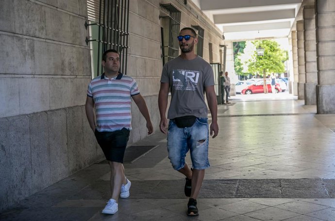 José Ángel Prenda y Alfonso Jesús Cabezuelo , miembros de 'La Manada' acuden a los juzgados de Sevilla para firmar.