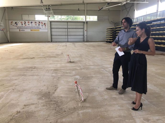 El alcalde visita las obras del pabellón del colegio José Ramón Sánchez